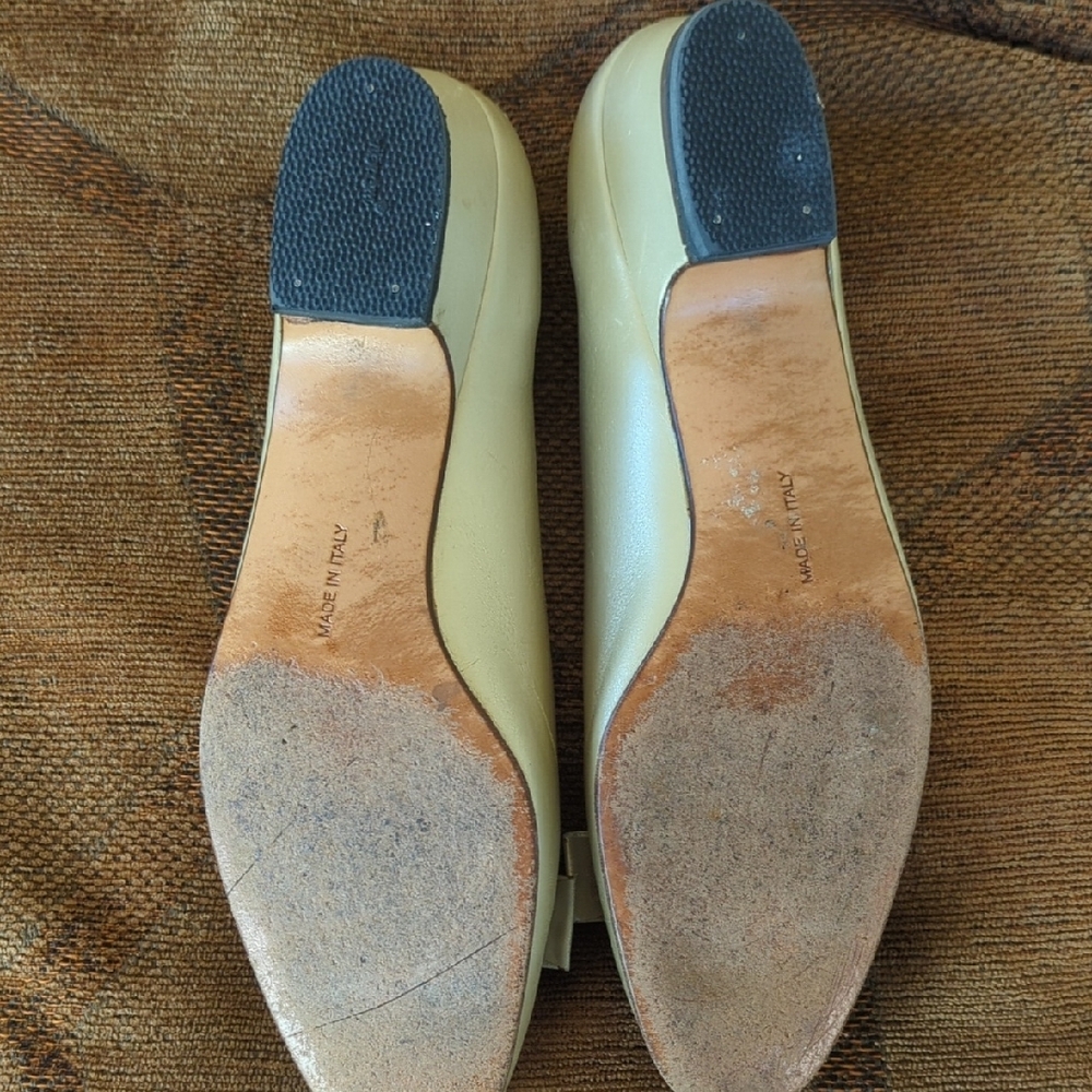 Salvatore Ferragamo Light Cream Leather Bow Pumps with Gold Plaque - Picture 7 of 11